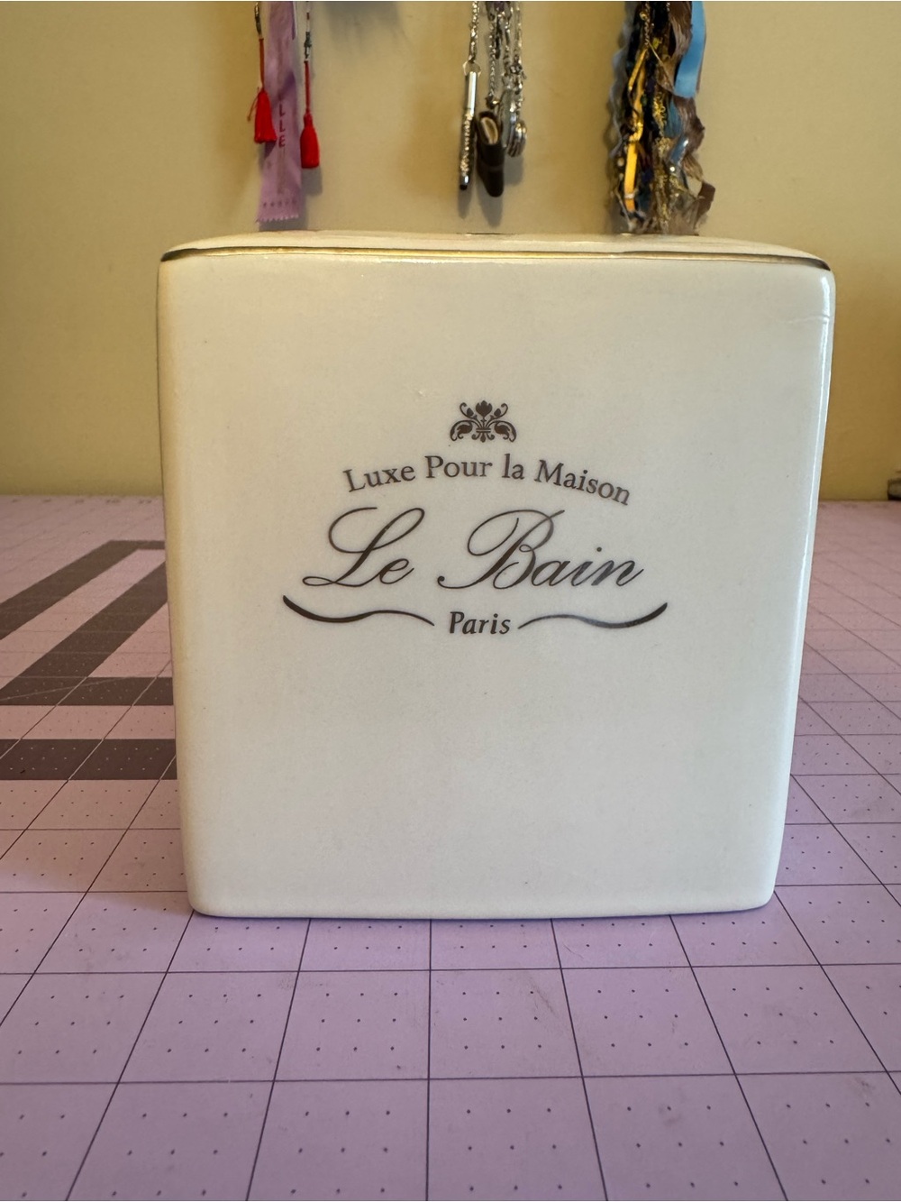 Kassatex Le Bain PorcelainTissue Cover- Cream with Black Script